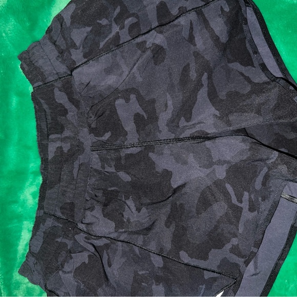 Lululemon Hotty Hot Shorts Sz 8 tall - Picture 3 of 5